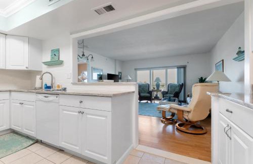 South Patrick Shores Apartamento | Spacious 3BR Beachfront Condo with Balcony & Parking