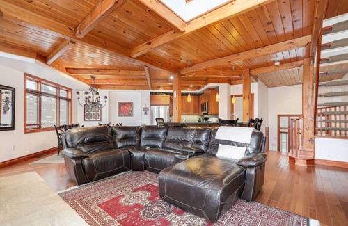 Craigleith Casa | Spacious 3BR Home w/Hot Tub, Parking & Pool Access
