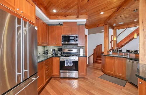 Craigleith Casa | Spacious 3BR Home w/Hot Tub, Parking & Pool Access