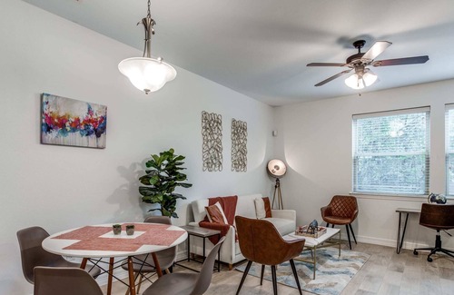 North University Casa | Spacious 3BR CozySuites in Central Austin by UT 02