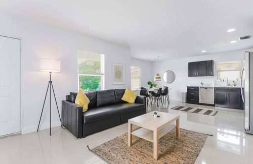 Gladeview Apartamento | Lovely Duplex with Complimentary Parking