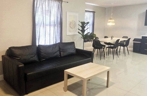 Gladeview Apartamento | Lovely Duplex with Complimentary Parking