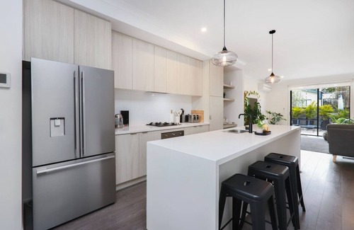West Footscray Apartamento | Stylish 3BR Family Retreat Sleeps 6 Free Parking Fast WiFi Full Kitchen Ideal for Groups, Kids & Long Stays