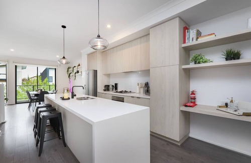 West Footscray Apartamento | Stylish 3BR Family Retreat Sleeps 6 Free Parking Fast WiFi Full Kitchen Ideal for Groups, Kids & Long Stays