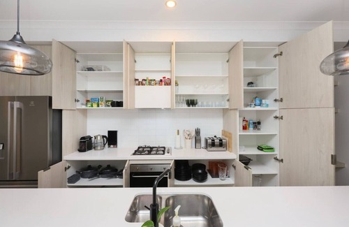 West Footscray Apartamento | Stylish 3BR Family Retreat Sleeps 6 Free Parking Fast WiFi Full Kitchen Ideal for Groups, Kids & Long Stays