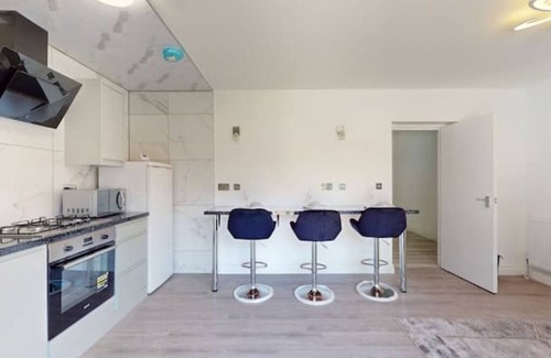 Offham Casa | Spacious 3BR Home + Parking