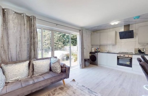Offham Casa | Spacious 3BR Home + Parking