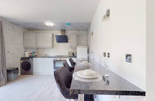Offham Casa | Spacious 3BR Home + Parking