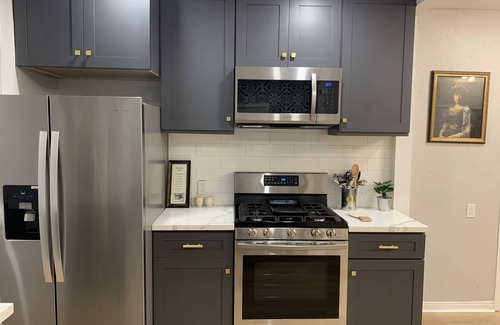 Oakland Casa | Spacious 3BR Home + Private 2BR Guest house – Ideal for Groups