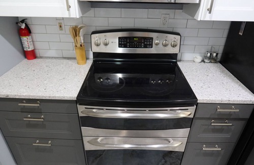 Warren Casa | Spacious 3BR Home/Smart TVs, Stocked Kitchen & Family Comfort