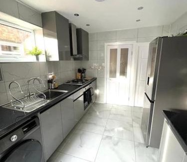 Watford Casa | Spacious 3BR House - Contractors, Hospital, Family