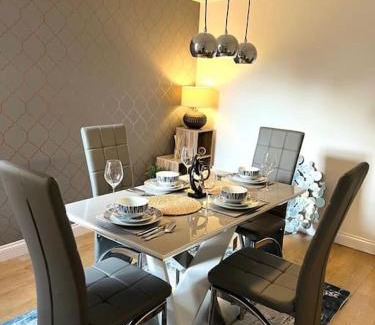 Watford Casa | Spacious 3BR House - Contractors, Hospital, Family