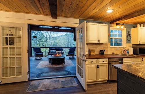 Higden Cabaña | Spacious 3BR Lakehouse – Hot Tub, Firepit, Views