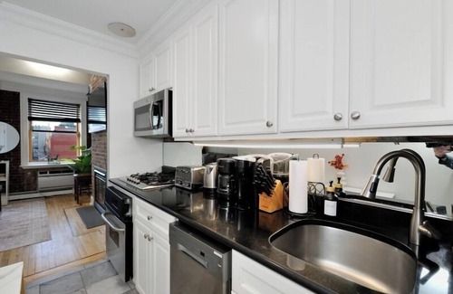 Hell's Kitchen Apartamento | Spacious 3BR Loft in Chic Midtown West!