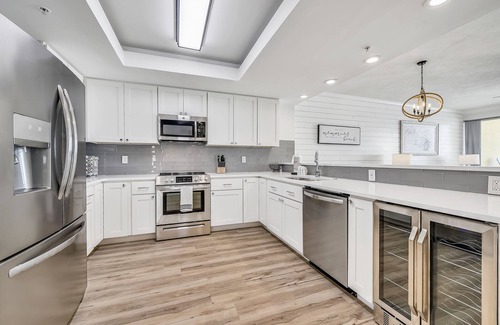 Panama City Beach Condominio | Spacious 3BR Beachfront Retreat – Garage, Balcony, Gourmet Kitchen & Sleeps 11