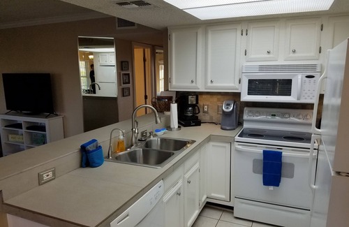 South Padre Island Condominio | Amplio condominio en el tercer piso, a minutos de la playa o la bahía, con piscina compartida.