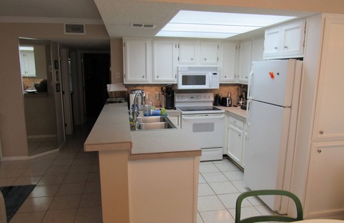 South Padre Island Condominio | Amplio condominio en el tercer piso, a minutos de la playa o la bahía, con piscina compartida.