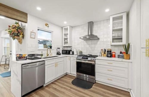 St. Edwards Casa | Spacious 4/2 home, pool table, bbq, firepit