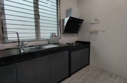 Kluang Casa | Spacious 4-bedroom house in cool Kluang, Johor with AC, WiFi, NETFLIX, autogate
