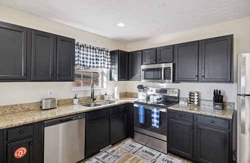 Kodak Casa | Spacious 4 bd with hot tub, theater &game zone