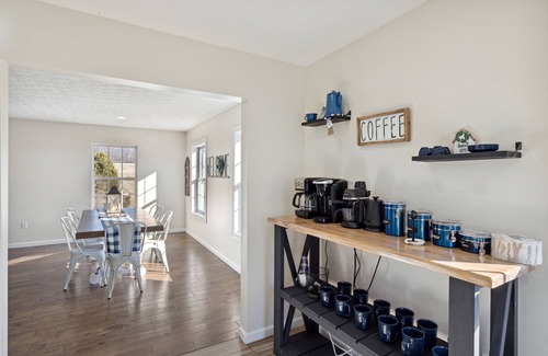 Kodak Casa | Spacious 4 bd with hot tub, theater &game zone