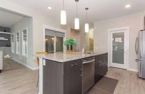 West Edmonton Casa | Spacious 4-Bdrm Family Retreat w/ Modern Amenities