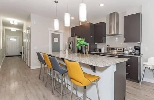 West Edmonton Casa | Spacious 4-Bdrm Family Retreat w/ Modern Amenities