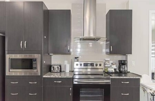 West Edmonton Casa | Spacious 4-Bdrm Family Retreat w/ Modern Amenities
