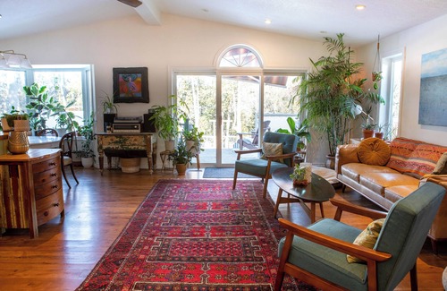 Elora Casa | Spacious 4 Bdrm Riverfront Home in the Heart of Elora: 8 min walk to the Mill!