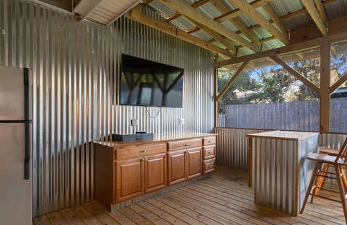 Savannah Casa | Spacious 4 Bedrooms with PRIVATE POOL & enclosed PATIO between Downtown & Tybee