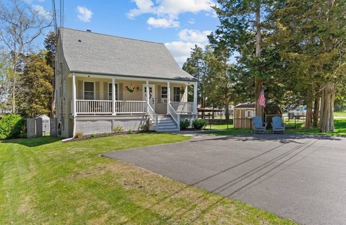 Bristol Casa | Spacious 4 Bed & 3 Full Bath Home in Bristol, RI - 300ft from the water