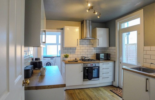 Shortlands Casa | Spacious 4 Bed Central Property w/ Free Parking and Garden Dining