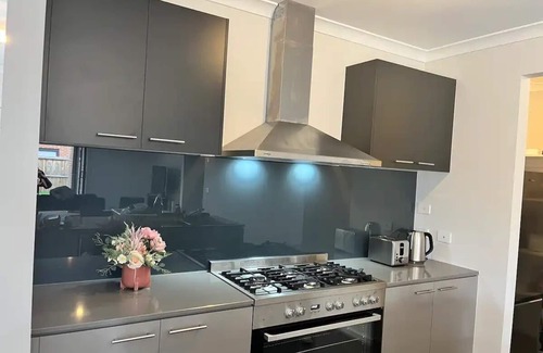 Melton South Casa | Spacious 4 bed family home in Melton (near Warrawong Estate)