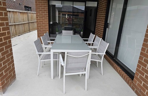 Melton South Casa | Spacious 4 bed family home in Melton (near Warrawong Estate)
