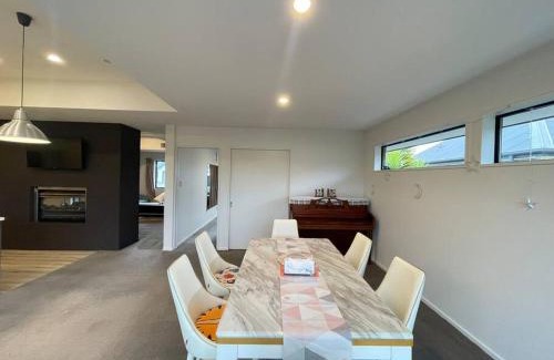 Halswell Casa | Spacious 4 Bed Family Home