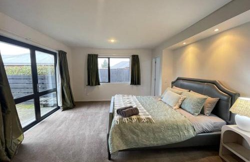 Halswell Casa | Spacious 4 Bed Family Home