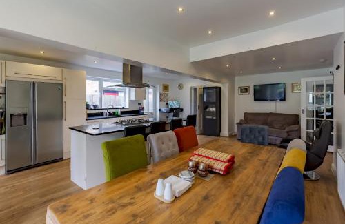 Moseley Casa | Spacious 4-Bed Family Home with Garden Parking Pass the Keys