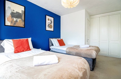 Bletchley Casa | Spacious 4 bed home - Milton Keynes | Free parking