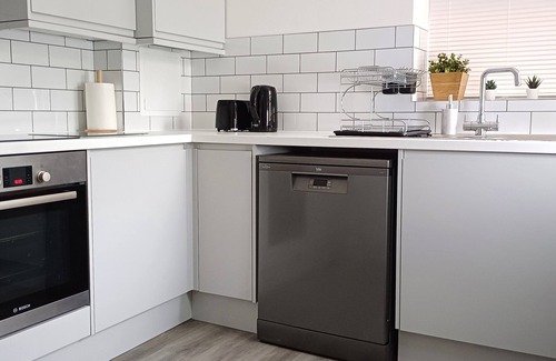 Luton Casa | Spacious 4-Bed House | Free Parking | Wi-Fi | Contractor and Family Friendly