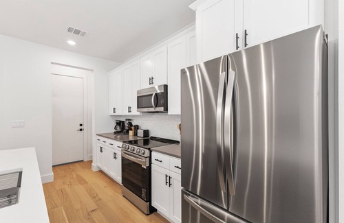 Quail Run Estates Casa | Spacious 4 Bed 4.5 Bath Sleeps 16 guests College Station - 2 miles to Kyle Field