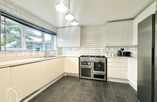 Havering Casa | Spacious 4-Bedroom Home | Driveway & Garden