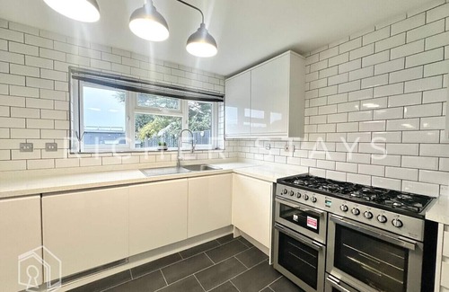 Havering Casa | Spacious 4-Bedroom Home | Driveway & Garden