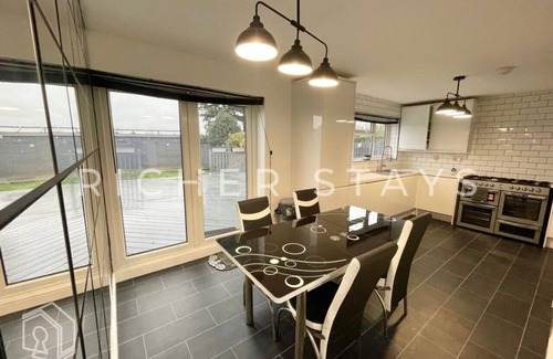 Havering Casa | Spacious 4-Bedroom Home | Driveway & Garden