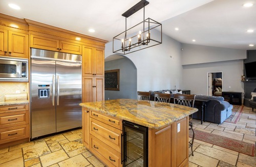 Valley Glen Casa | Spacious 4-bedroom family home with pool – Located in Valley Village.