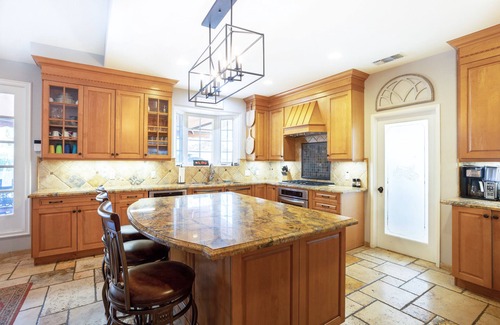 Valley Glen Casa | Spacious 4-bedroom family home with pool – Located in Valley Village.