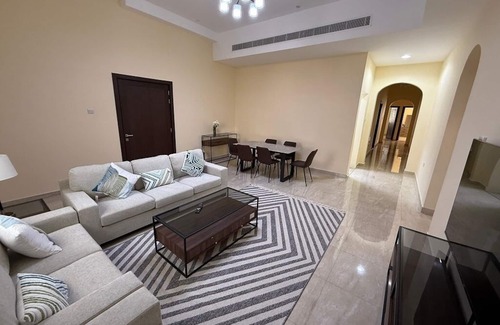 Abu Dhabi Apartamento | Spacious 4-bedroom apartment with WiFi, AC in terrific Shakhbout City