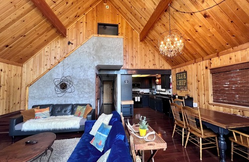 Meadow Bay Chalet De Esquí | Spacious 4-bedroom chalet in beautiful Lake Arrowhead with WiFi
