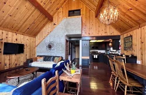 Meadow Bay Chalet De Esquí | Spacious 4-bedroom chalet in beautiful Lake Arrowhead with WiFi