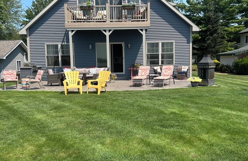 Prudenville Casa | Spacious 4-bedroom lakefront house on Houghton Lake with beach and tiki bar