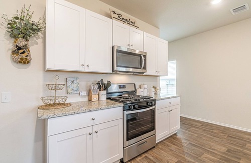 New Braunfels Casa | Spacious 4-bedroom house with WiFi Gruene New Braunfels Pets/Children Allowed